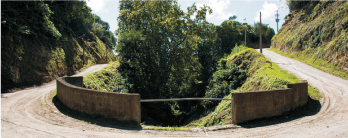 Melhoramento entre a via Ramal do Pico e canada dos Arrifes e reabilitação dos taludes - Antes
